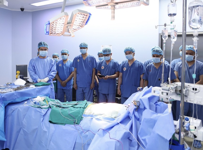 Đội ngũ y, bác sĩ tri ân nghĩa cử cao cả của người hiến tạng (Ảnh: BVCC)