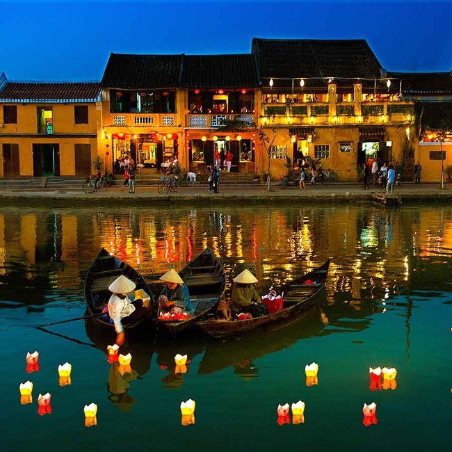 Thả đèn hoa đăng trên sông Hoài, Hội An (Ảnh: Cục Du lịch) Thả đèn hoa đăng trên sông Hoài, Hội An (Ảnh: Cục Du lịch)