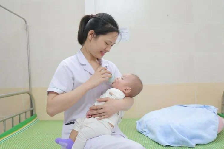 Trẻ được chăm sóc tại Bệnh viện Đa khoa Đức Giang (Ảnh: BVCC)