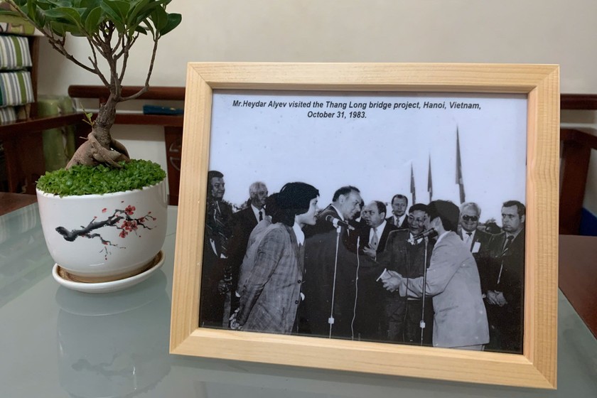 Bức ảnh tác giả tháp tùng, phiên dịch cho ông Heydar Alyev năm 1983.