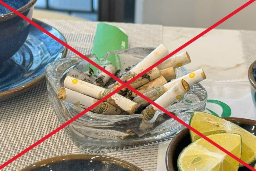 Thuốc lá thường xuyên xuất hiện trên bàn ăn của người Việt (Ảnh: Minh Trang)