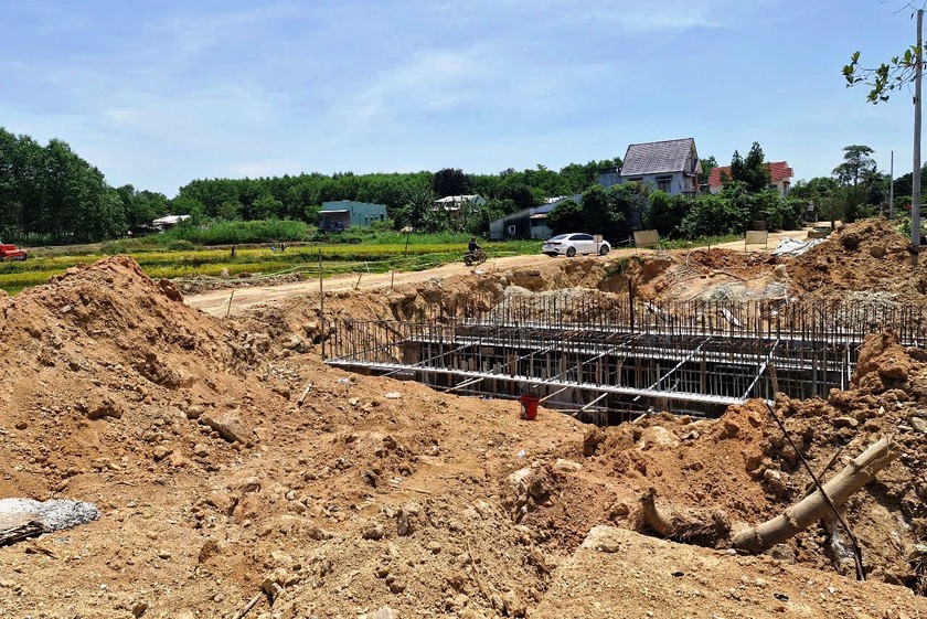 Nhiều đoạn đường thuộc dự án vẫn ngổn ngang, thi công gián đoạn. (Ảnh: Anh Huy)