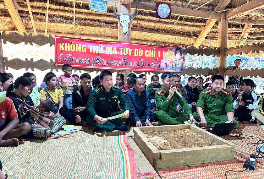 Công an TP Huế tuyên truyền tác hại của ma túy đến người dân khu vực biên giới huyện Ka Lừm (SeKong) và Sa Muội (Salavan).