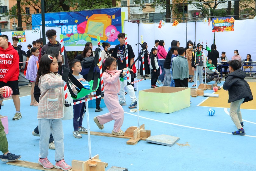 Hội chợ khoa học Science Fair 2025 đã diễn ra. Với chủ đề “Pixaverse”, học sinh Trường THPT Chuyên Hà Nội - Amsterdam đem đến những trải nghiệm khoa học trực quan và cuốn hút. (Nguồn: Ban Tổ chức)