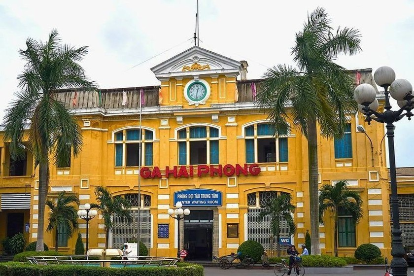Ga Hải Phòng có địa chỉ tại số 75 Lương Khánh Thiện, phường Cầu Đất, quận Ngô Quyền, thành phố Hải Phòng do Tổng Công ty Đường sắt Việt Nam quản lý.