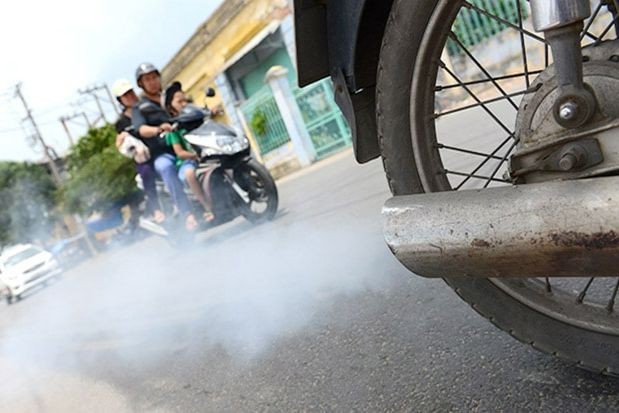 Xe máy càng cũ càng xả nhiều khí độc hại do không đốt hết nhiên liệu trong quá trình vận hành. (Ảnh: SK&ĐS)
