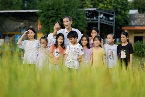 Người cha của hơn 200 em nhỏ mồ côi tại Quảng Nam. (Ảnh trong bài: VTV)