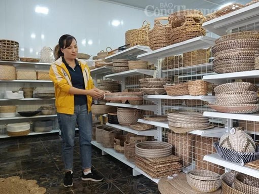 Nhờ bán hàng trên các sàn thương mại điện tử đã đưa hình ảnh sản phẩm cói Nga Sơn đến gần hơn với nhiều khách hàng quốc tế. (Ảnh: Quốc Huy)