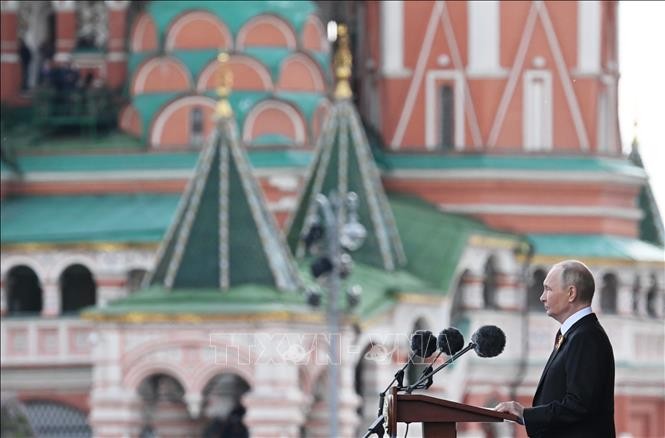 Tổng thống Nga Vladimir Putin phát biểu tại lễ duyệt binh kỷ niệm 80 năm Ngày Chiến thắng phát xít trên quảng trường Đỏ ở thủ đô Moskva, ngày 9/5/2025. Ảnh: AA/TTXVN