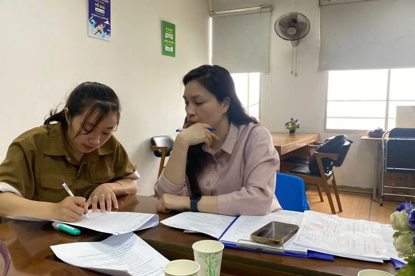 Lãnh đạo Công ty Cổ phần Giáo dục Cham Group và công chức Phòng Giáo dục và Đào tạo quận Hai Bà Trưng thống nhất Biên bản làm việc giữa Đoàn công tác và Công ty. Ảnh: Cổng thông tin điện tử TP Hà Nội.