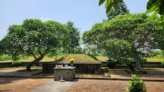 Lăng mộ vua Lê Túc Tông (thuộc Di tích lịch sử và kiến trúc nghệ thuật Lam Kinh, tỉnh Thanh Hóa)