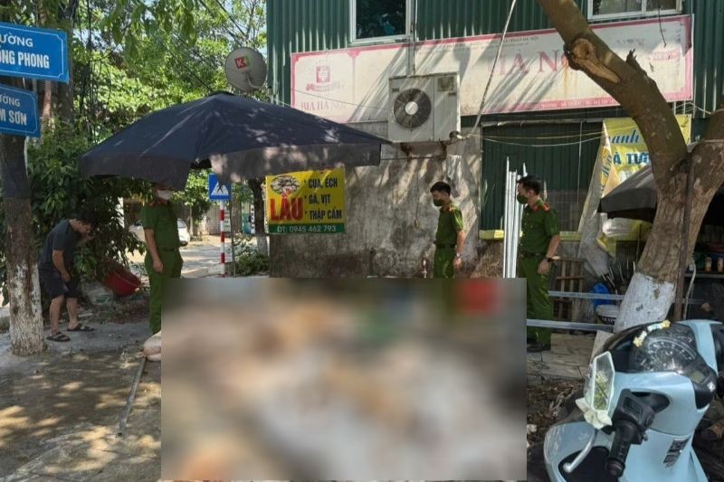 Hơn 1 tấn thịt lợn xuất huyết dưới da, ruồi bâu kín được để dưới nền vỉa hè. (Ảnh: CACC)