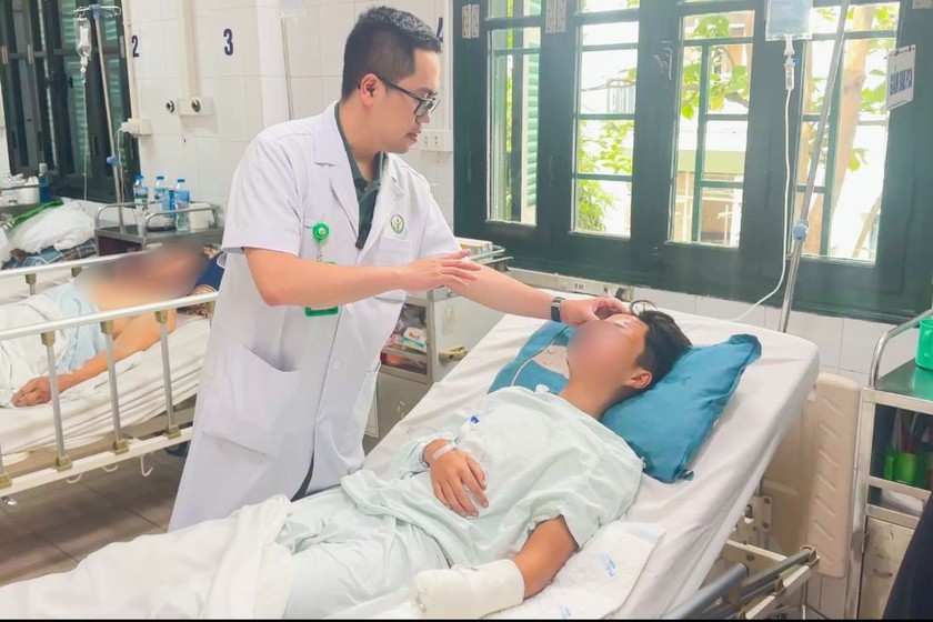 Bác sĩ Sơn thăm khám cho bệnh nhi (Ảnh: BVCC)