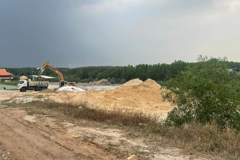 Hình ảnh các phương tiện bị cho là chở cát từ đất của bà Huệ mang đi. (Ảnh: Bạn đọc cung cấp) 
