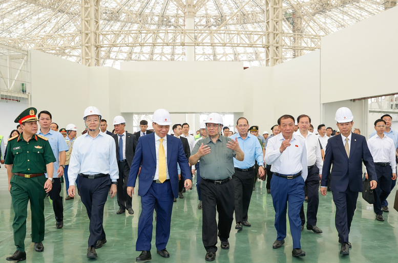Thủ tướng Phạm Minh Chính, Phó Thủ tướng Mai Văn Chính kiểm tra tiến độ xây dựng Trung tâm Hội chợ Triển lãm Quốc gia tại huyện Đông Anh, TP. Hà Nội - Ảnh: VGP/Nhật Bắc