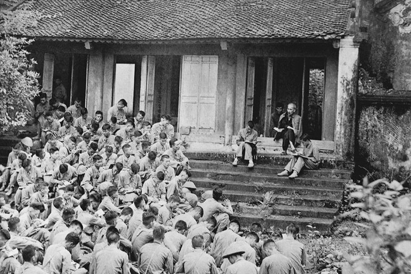 Bức ảnh Chủ tịch Hồ Chí Minh nói chuyện với cán bộ Đại đoàn Quân Tiên phong tại Đền Hùng. (Nguồn: Bảo tàng Hồ Chí Minh)