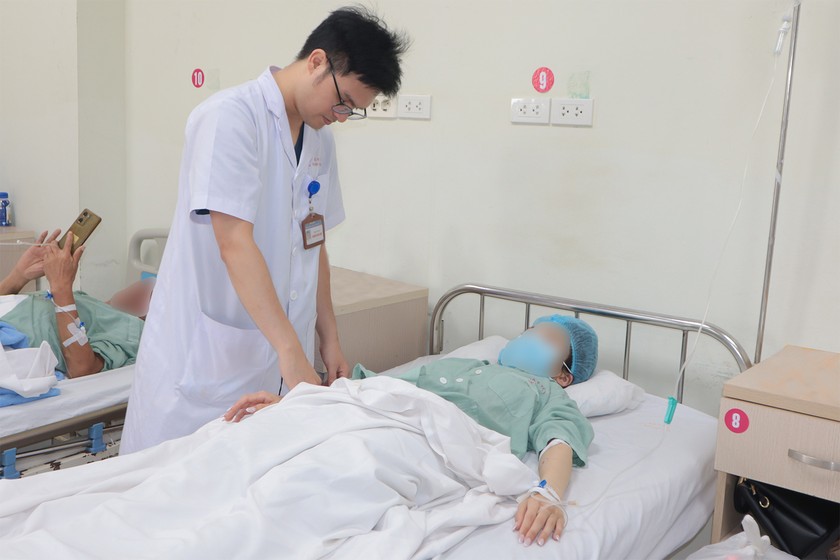 Bác sĩ thăm khám cho bệnh nhân. (Ảnh: BVCC)