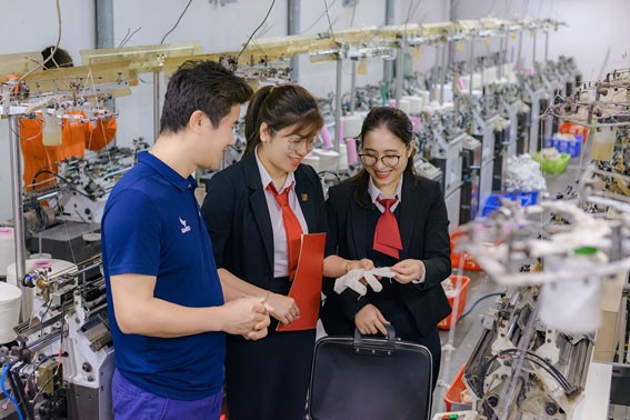Cán bộ Agribank thẩm định hồ sơ cho vay. (Ảnh trong bài: Hà Phương Thảo)