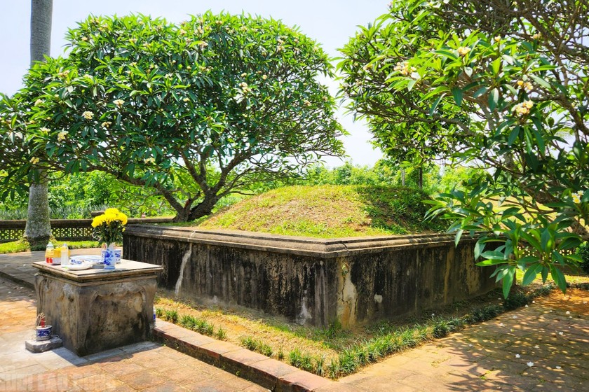 Lăng mộ vua Lê Túc Tông thuộc quần thể di tích Quốc gia đặc biệt Lam Kinh, nhưng lại nằm biệt lập tại 1 sườn đồi ở xã Kiên Thọ, huyện Ngọc Lặc, cách trung tâm Lam Kinh khoảng 4 km. (Ảnh: Tuấn Minh)