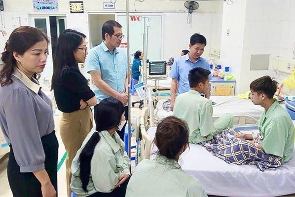 Đoàn cán bộ Bộ GD&ĐT chia sẻ, động viên các em học sinh và gia đình. (Ảnh: Bộ GD&ĐT)