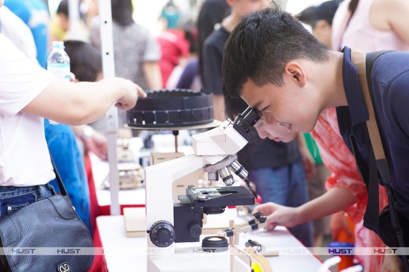 Phấn đấu 100% chương trình đào tạo cử nhân, kỹ sư và thạc sĩ thuộc khối ngành STEM được tích hợp kiến thức, kỹ năng phân tích dữ liệu và trí tuệ nhân tạo.