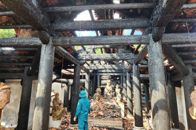 Di tích quốc gia chùa Xuân Lũng, xã Xuân Lũng, huyện Lâm Thao, tỉnh Phú Thọ bị cháy vào khoảng 10h ngày 23/10 - Ảnh: Diệp Anh