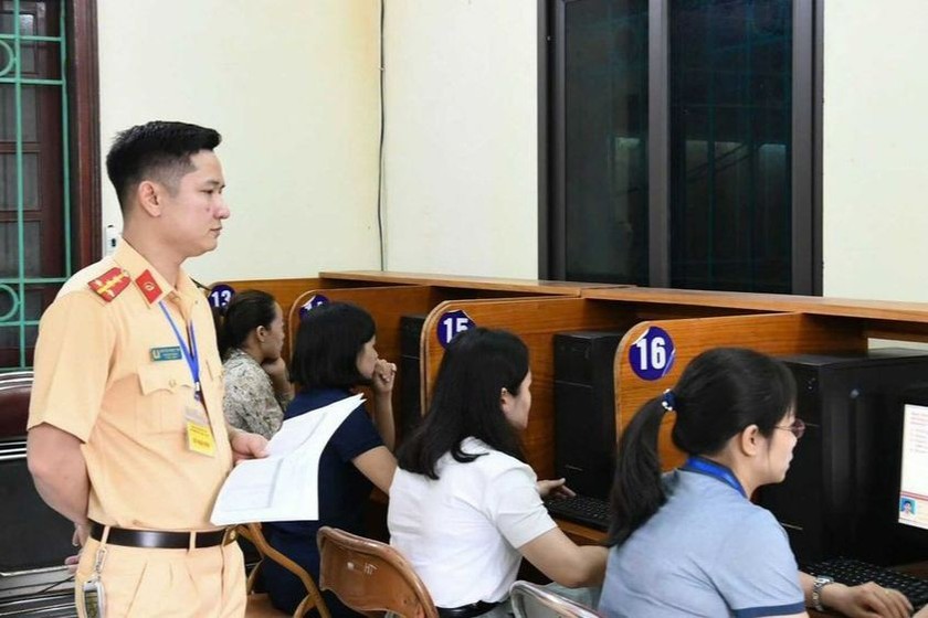 Áp dụng bộ đề 600 câu hỏi lý thuyết trong kỳ thi sát hạch cấp giấy phép lái xe. (Ảnh: chinhphu.vn) 