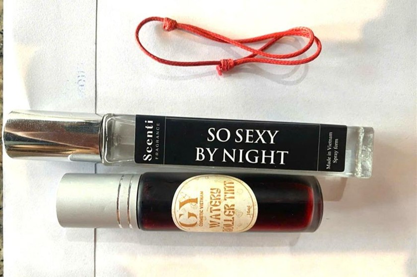 Nước hoa, son và sợi chỉ mà Như và Lợi quảng cáo được “sên” bùa bán cho người bị hại.