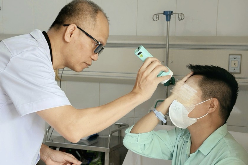 Bác sĩ thăm khám cho bệnh nhân (Ảnh: BVCC)