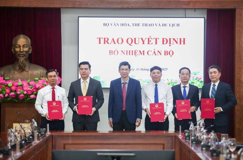 Thứ trưởng Hồ An Phong trao các quyết định bổ nhiệm (Ảnh: Thái Hải)