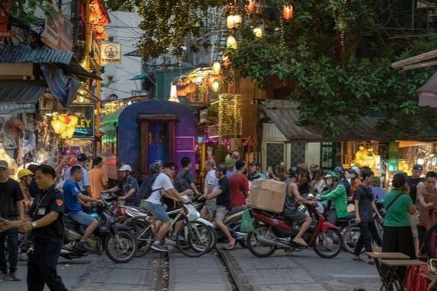 Hà Nội là sự pha trộn của nhịp sống sôi động và những dấu vết lịch sử thăng trầm. (Ảnh: Mauvries/Shutterstock)