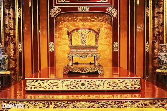  Ngai vàng triều Nguyễn đặt tại điện Thái Hòa là bản gốc, được công nhận Bảo vật quốc gia. (Ảnh: Vi Thảo)