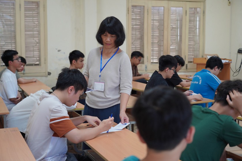Thí sinh tham dự kỳ thi tuyển sinh lớp 10 chuyên Khoa học Tự nhiên (Ảnh: NTCC)