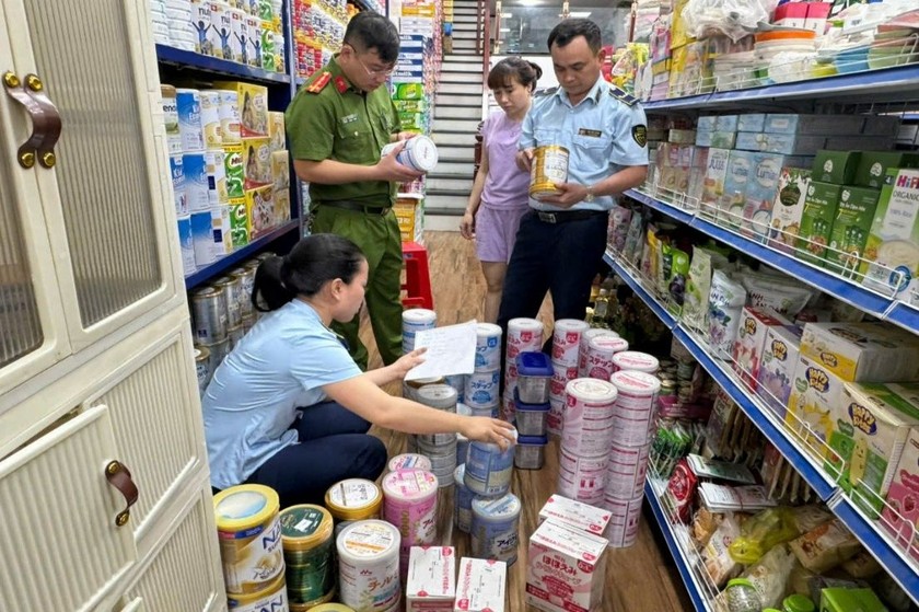 Lực lượng Quản lý thị trường kiểm tra cơ sở kinh doanh sữa.