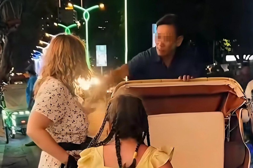 Hình ảnh ghi lại cảnh người chạy xích lô được cho là giật tiền từ tay nữ du khách nước ngoài (Ảnh: Cắt từ clip).