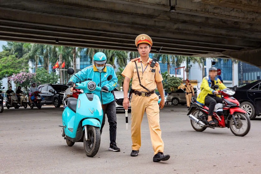 Cảnh sát giao thông ra quân xử lý vi phạm tài xế xe ôm công nghệ. (Nguồn: CSGT Công an TP Hà Nội) 