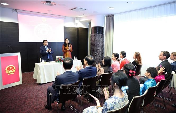 Thủ tướng Phạm Minh Chính và Phu nhân gặp cán bộ, nhân viên Đại sứ quán và cộng đồng người Việt Nam tại Estonia. Ảnh: Dương Giang/TTXVN Chú thích ảnh