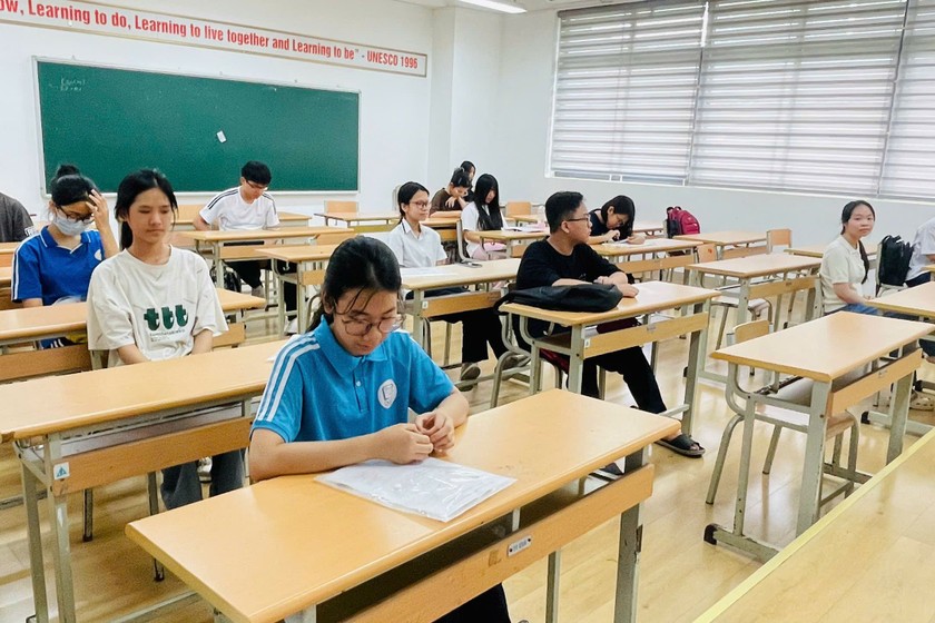 Thí sinh Hà Nội bước vào ngày thi đầu tiên. (Ảnh: PV)