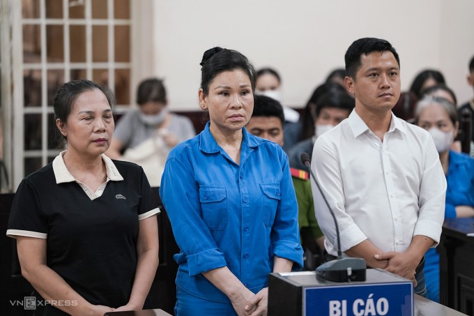 Các bị cáo tại phiên xử. (Ảnh: T.Hà) 