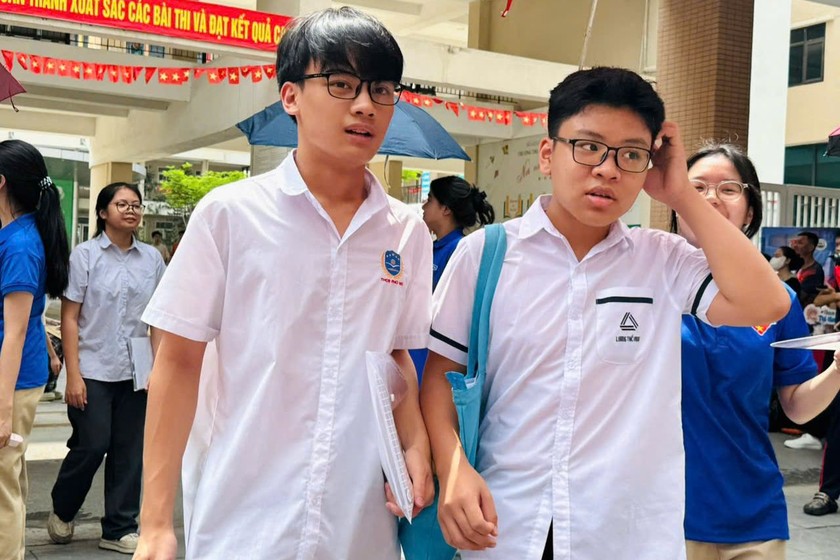 Thí sinh hoàn thành môn thi cuối cùng tại điểm thi Trường THPT Mỹ Đình, quận Nam Từ Liêm.