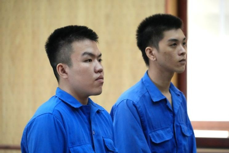 Bị cáo Long (bên trái) tại phiên xử. (Ảnh: C.Bùi) 