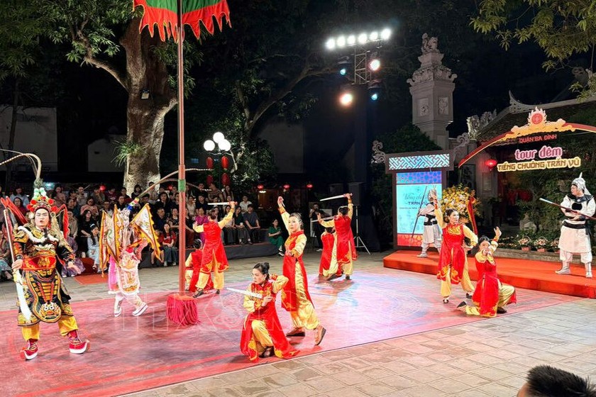  Tour đêm “Tiếng chuông Trấn Vũ” vừa ra mắt công chúng. (Ảnh: Ngọc Bích)