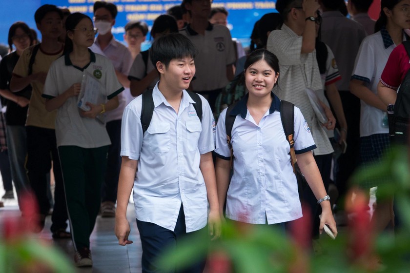 Thí sinh tham dự kỳ thi tuyển sinh lớp 10 Trường Phổ thông Năng khiếu ngày 24/5. (Ảnh: Ngọc Long)