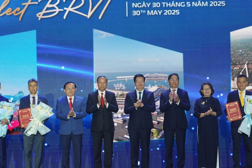 Phó Thủ tướng Chính phủ Mai Văn Chính (thứ tư từ phải sang) và lãnh đạo BR-VT trao giấy phép cho các nhà đầu tư tại Hội nghị tổ chức mới đây. 