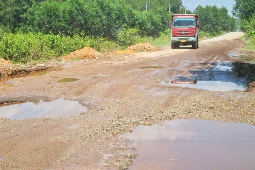 Tuyến TL9 đang bị xuống cấp nghiêm trọng ảnh hưởng đến người dân và phương tiện giao thông lưu thông. (Ảnh: Thùy Nhung) 