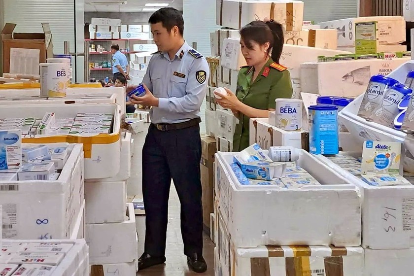Lực lượng chức năng kiểm tra kho hàng (Ảnh: Tổng Cục QLTT)