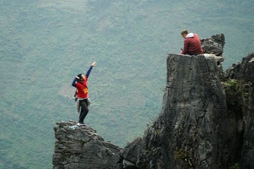 Một số người trẻ bất chấp nguy hiểm chụp hình ở “mỏm đá tử thần”. (Ảnh: Giáng Ngọc)