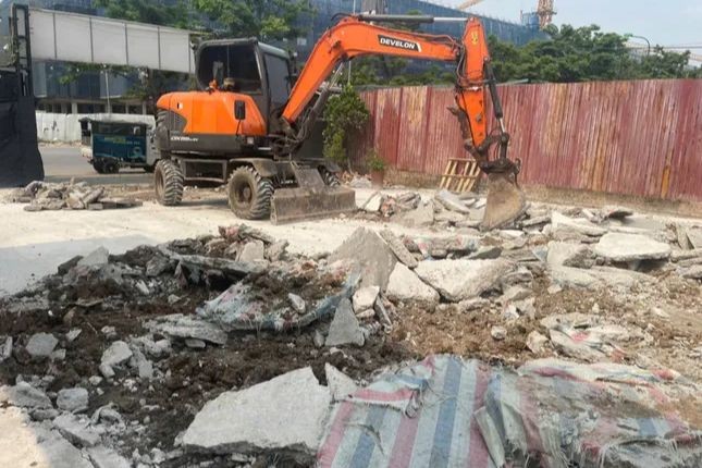 Xử lý vi phạm trật tự xây dựng tại quận Tây Hồ (Ảnh: Tiền Phong)