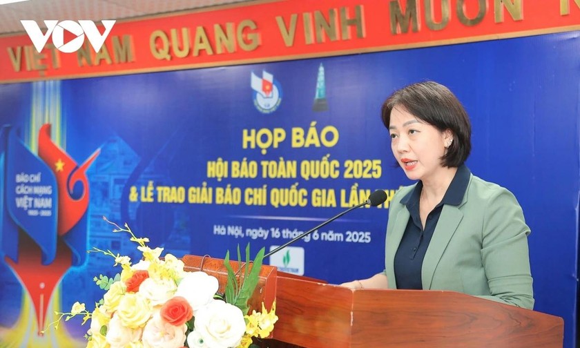 Bà Lê Mỹ Ái Linh - Quyền Giám đốc Trung tâm văn hóa báo chí, Phó Trưởng ban Thường trực Hội báo toàn quốc năm 2025 thông tin tại buổi họp báo (Ảnh: VOV)