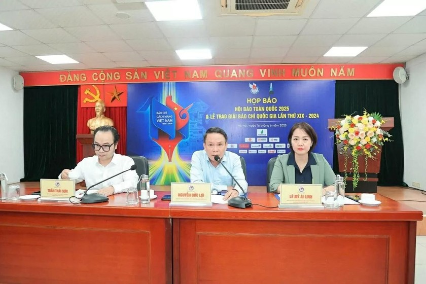 Ban tổ chức thông tin về Hội Báo toàn quốc năm 2025 và Giải Báo chí quốc gia lần thứ XIX. (Ảnh: Đình Trung)